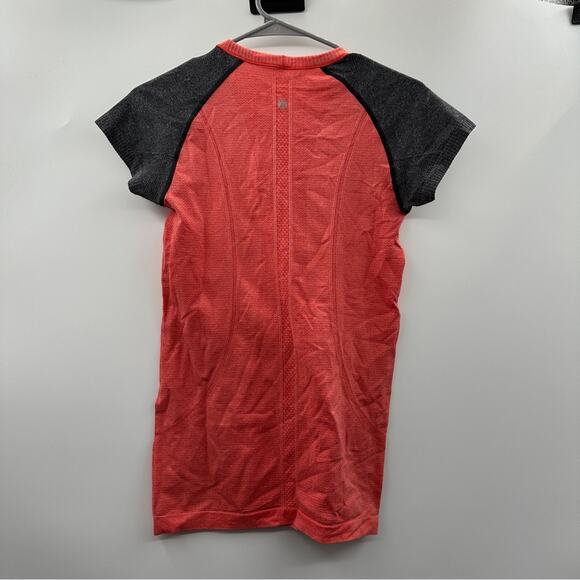Lululemon Run: Swiftly Tech Short Sleeve in‎ Love Red / Deep Coal Size 6 - Picture 6 of 8